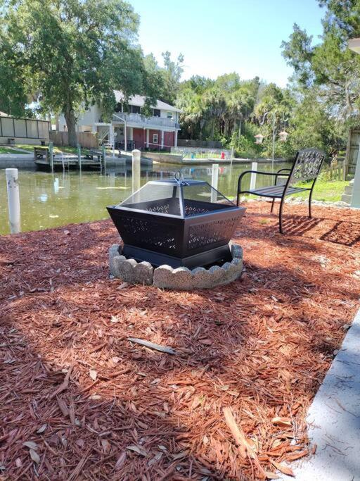Cozy Vintage Waterfront Home With Fireplace And Kayaks Spring Hill Exterior photo
