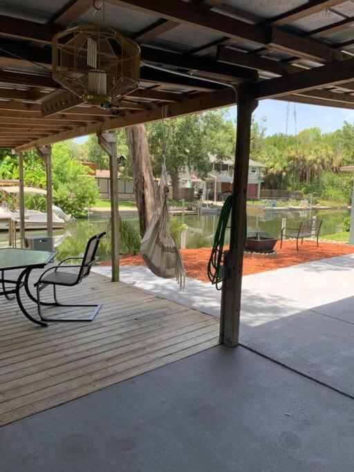 Cozy Vintage Waterfront Home With Fireplace And Kayaks Spring Hill Exterior photo